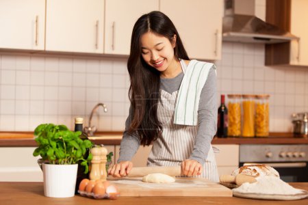 女人在她家的厨房里烤面包