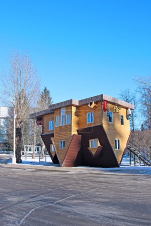 颠倒的房子在俄罗斯展览中心_正版图片_高清图片_图片下载_yestone邑