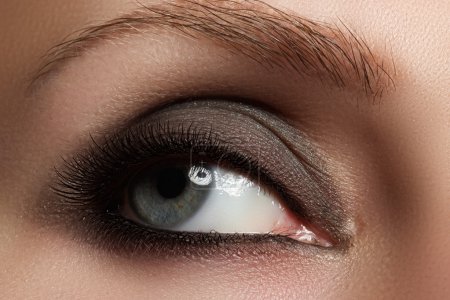 Macro shot of woman's beautiful eye with extremely long eyelashes. Sexy view, sensual look. Fashion smoky makeup._高清图片_邑石网